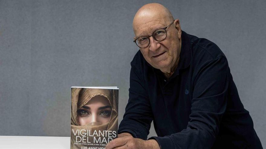 El escritor alicantino Luis Amat presenta su novela Vigilantes del Mar