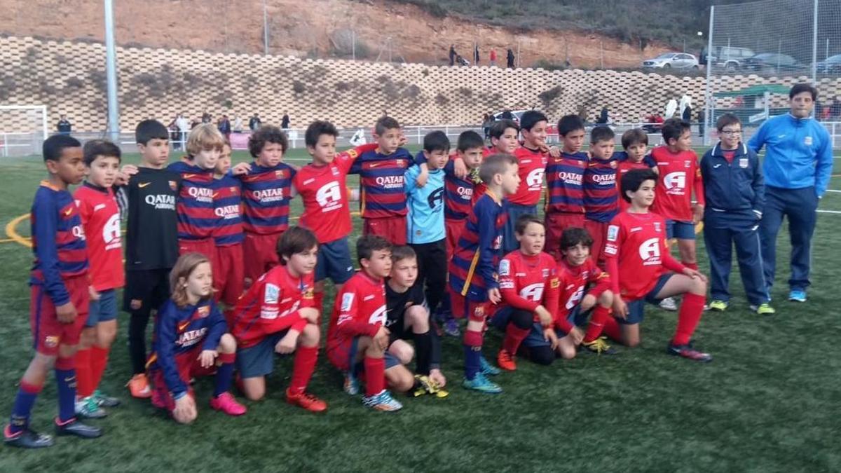 Foto de los benjamines del Diocesano y el Barcelona todos juntos. Lamine Yamal aparece a la izquierda.