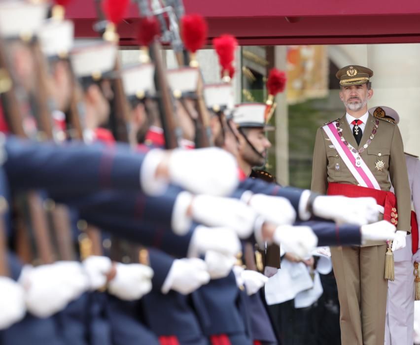 El rey Felipe impone una condecoración antes de la reunión bienal del Capítulo de la Orden de San Hermenegildo