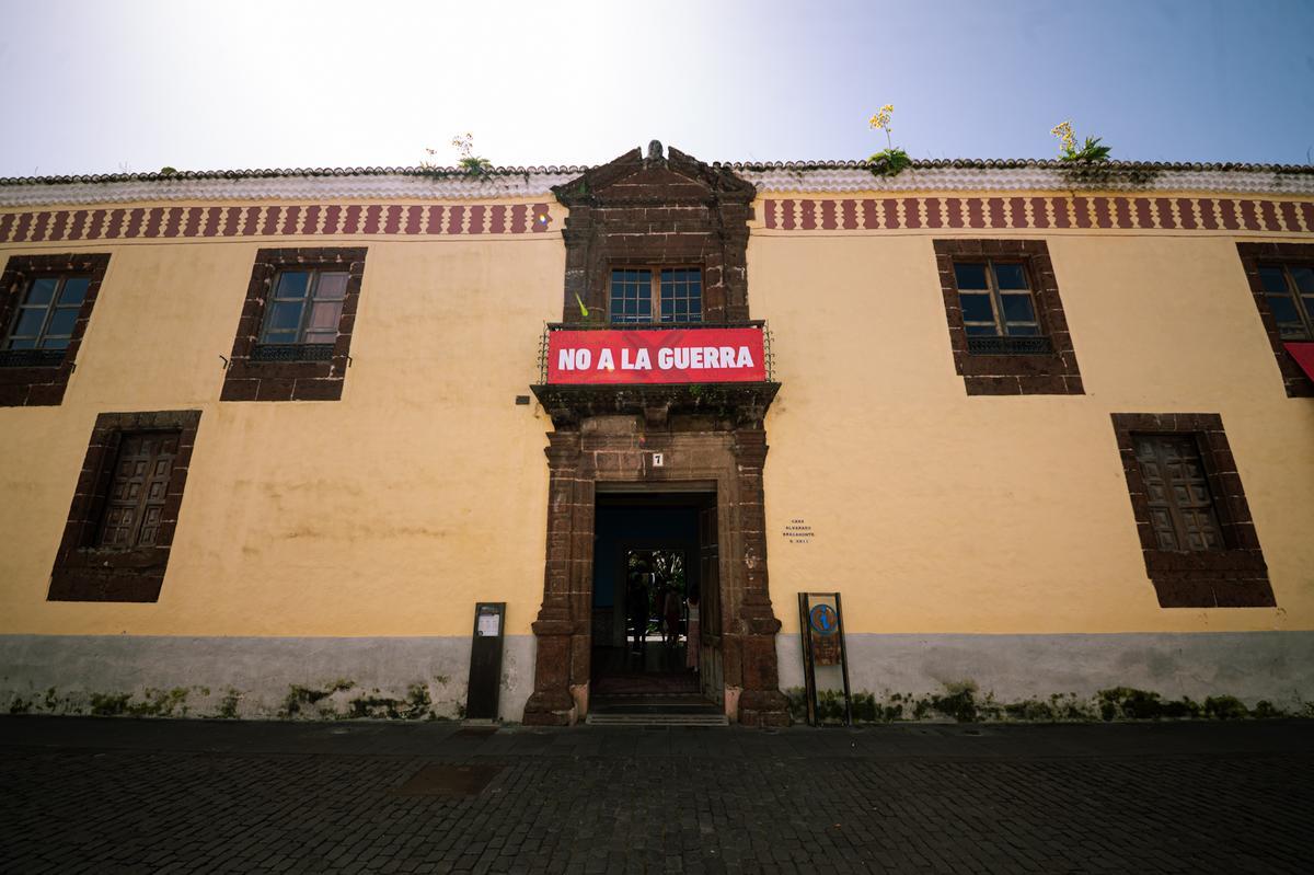 Pancartas contra la guerra en las fachadas del Ayuntamiento y la Casa de los Capitanes de La Laguna
