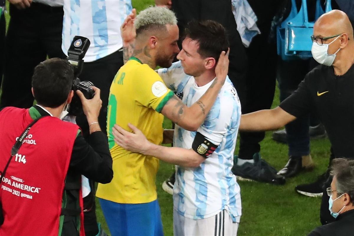 Neymar y Messi se saludan tras concluir la final.