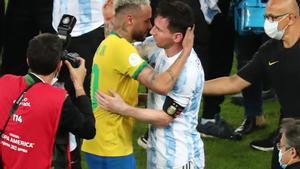 La sentida abraçada entre Messi i Neymar, rivals però amics