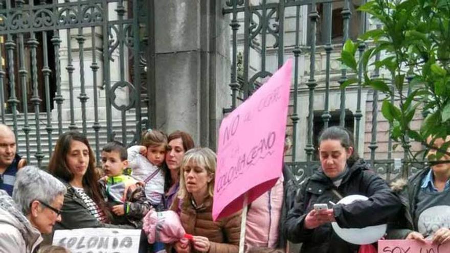 Una protesta de padres de alumnos ante la Junta.