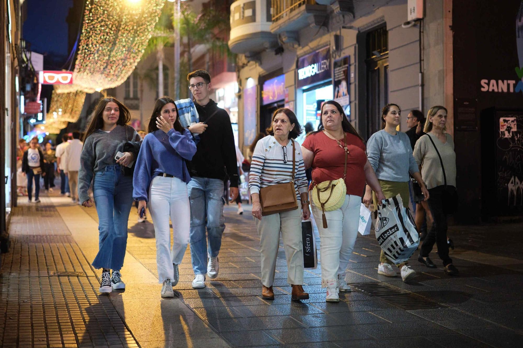 Los clientes aprovechan los descuentos del ‘Black Friday’ en los comercios de Tenerife