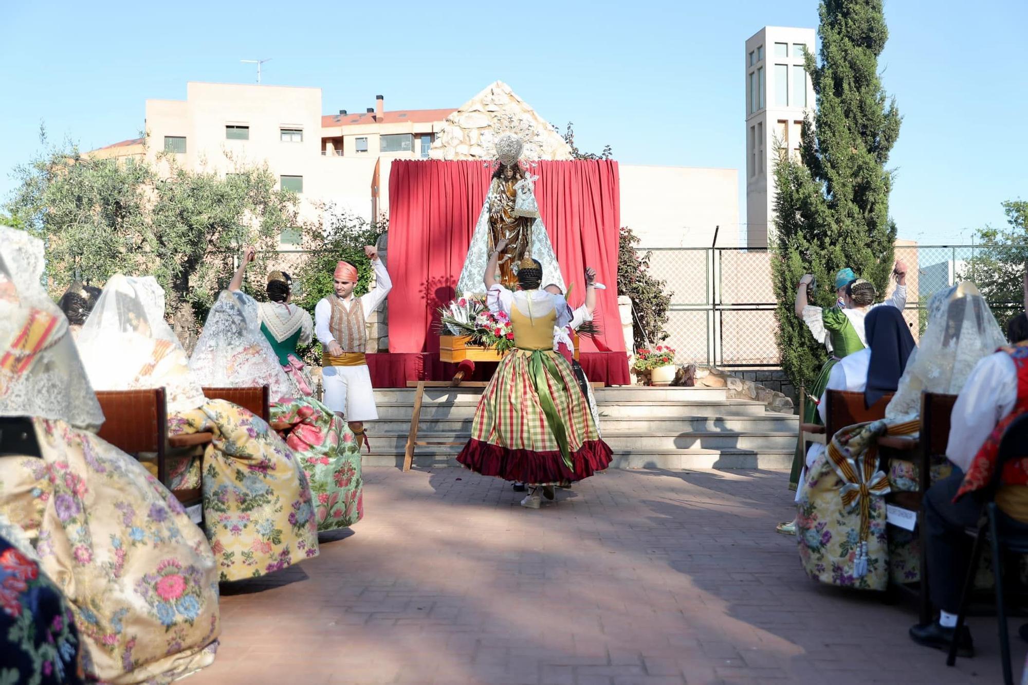 Carmen y la corte recuperan las mascarillas por prudencia sanitaria en el Cottolengo