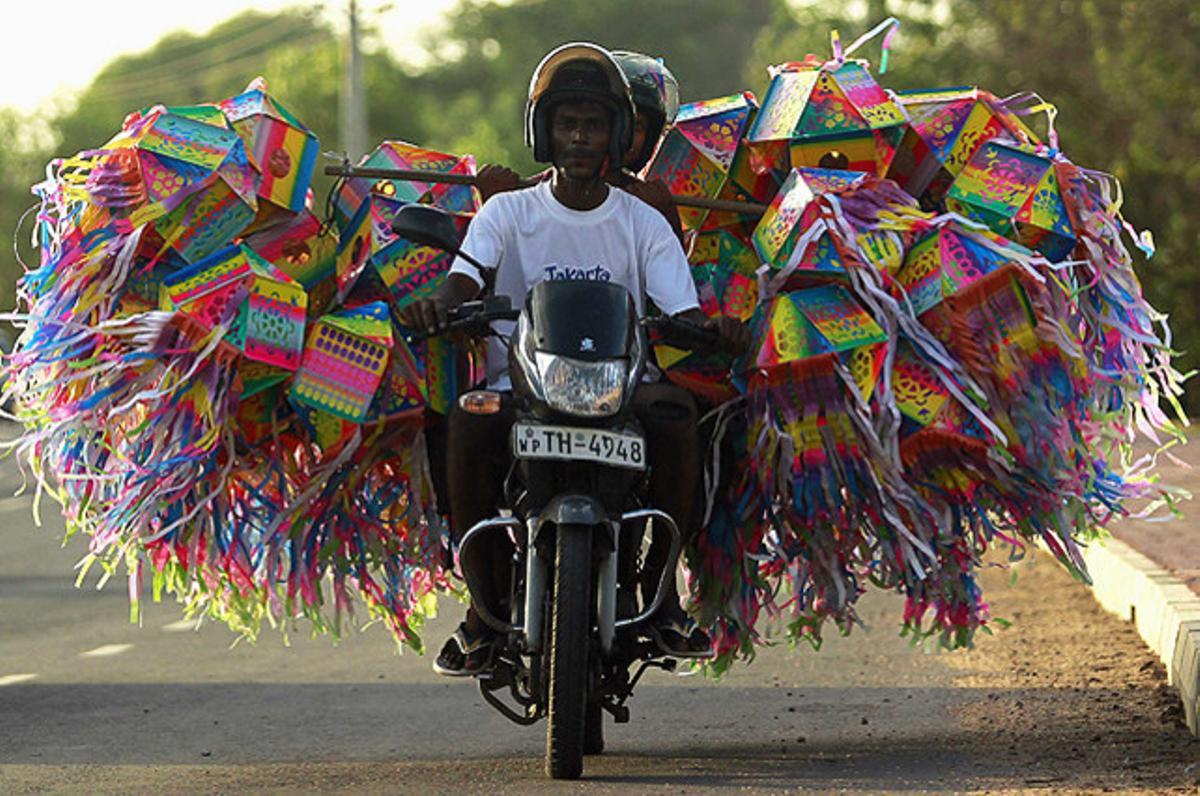 Un home transporta fanalets en la seva moto per a la celebració budista del Dia de Vesak a Colombo (Sri Lanka).