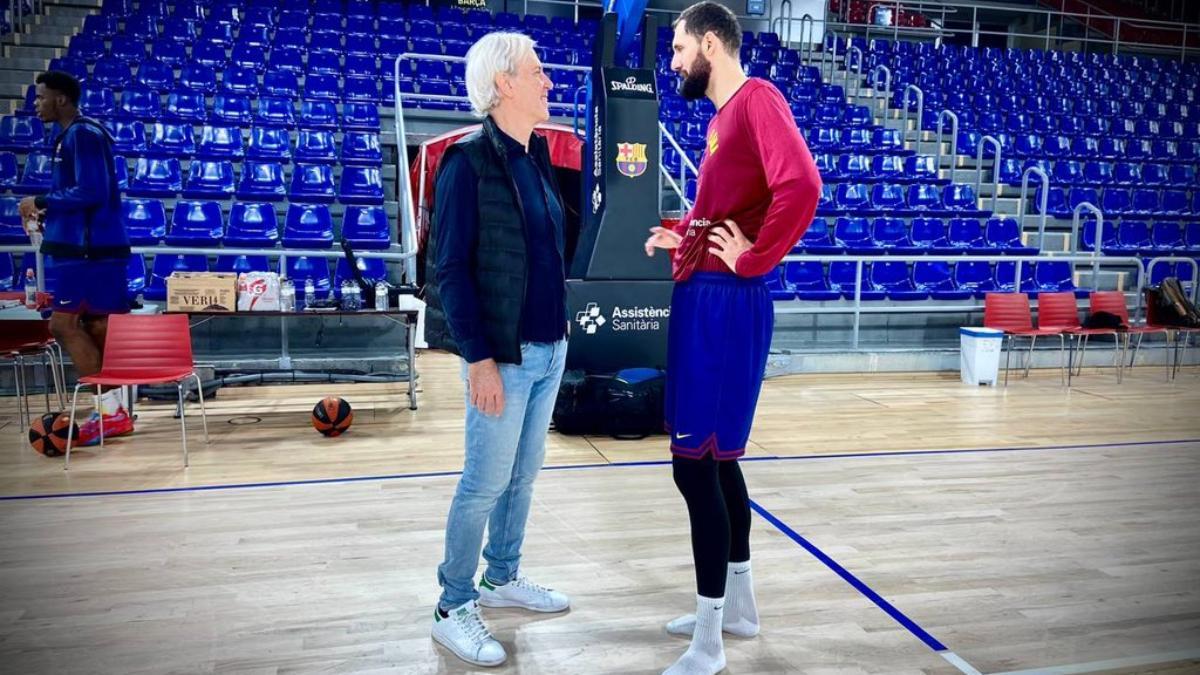 Nikola Mirotic, con el directivo Josep Cubells