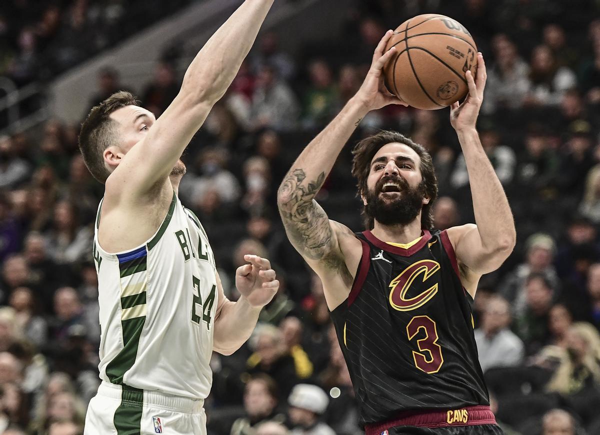 Ricky intenta levantar un tiro ante la defensa de Connaughton, de los Bucks