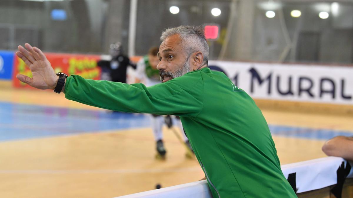 Juan Copa, técnico del Deportivo Liceo, durante un partido del equipo coruñés.