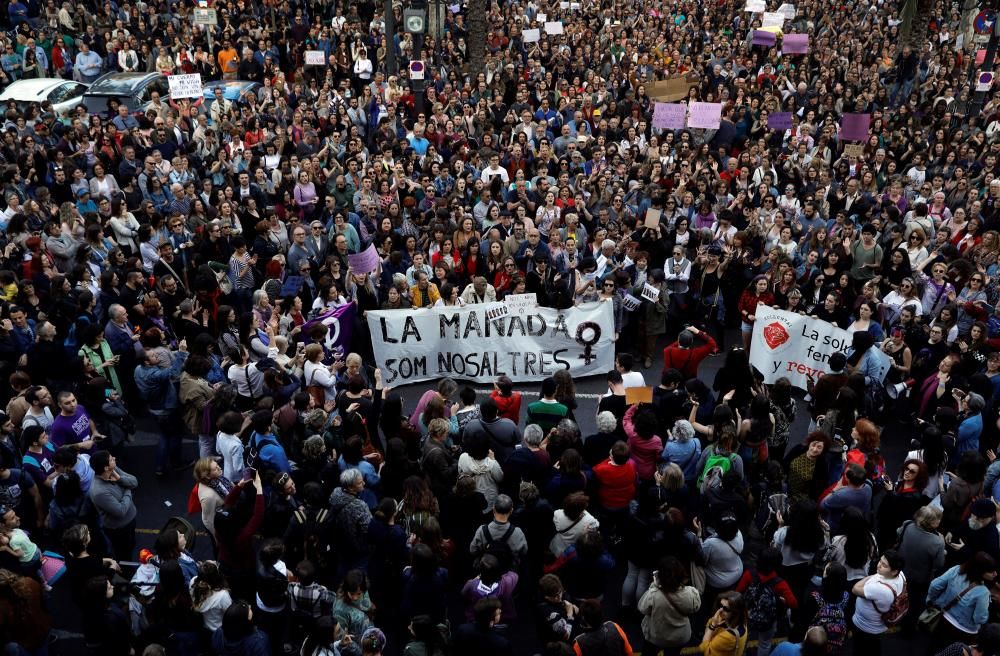 Cientos de personas claman en València contra ...