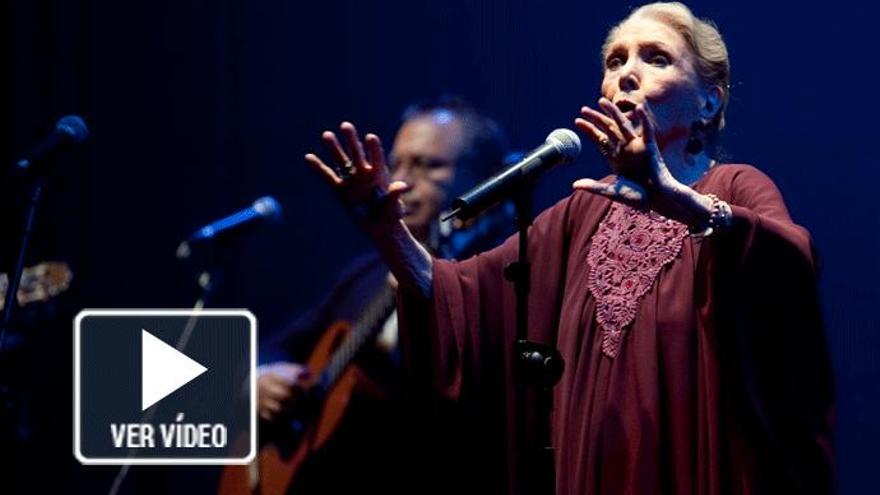 María Dolores Pradera, en una actuación en el Teatro Campoamor de Oviedo.