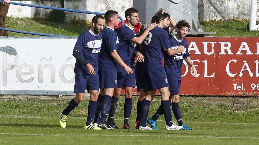 Los jugadores del Marino hacen piña, tras un gol de esta temporada.