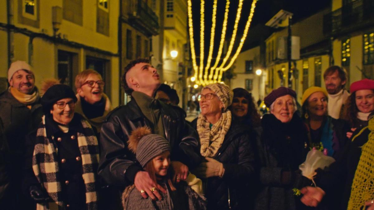 Fotograma do videoclip de "Pola rúa de San Pedro"