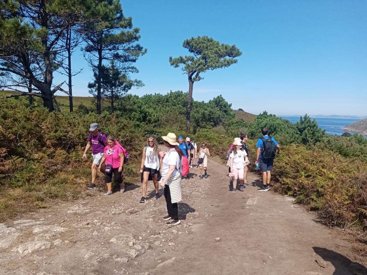 Excursión a las islas Ons en 2024 con la participación de Veciños da Obra, Armental de Carnoedo y Acesada.