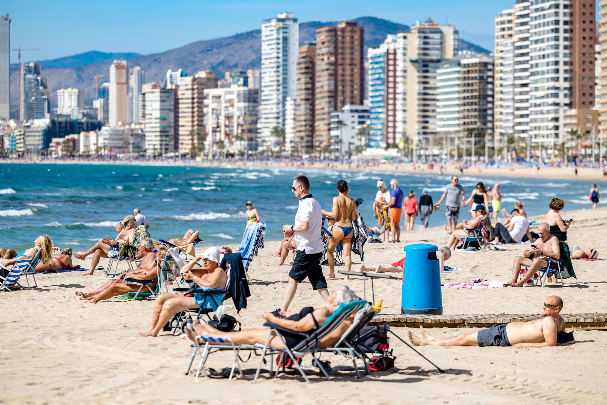 Ambiente turístico y altas temperaturas en Benidorm