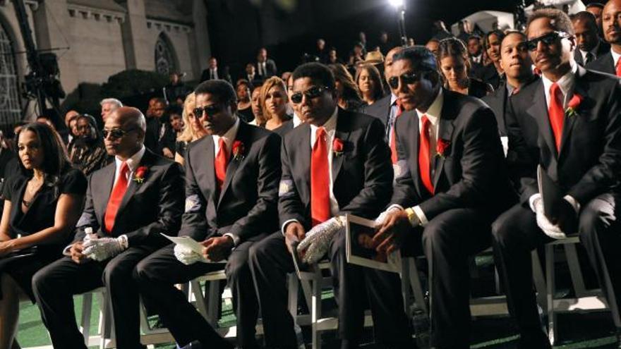 Janet, Randy, Jackie, Tito Jackson, Jermaine Jackson y Marlon Jackson, en el entierro.