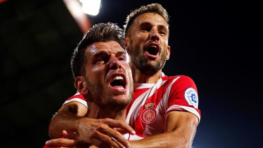 Alcalá y Stuani celebran el gol del primero.