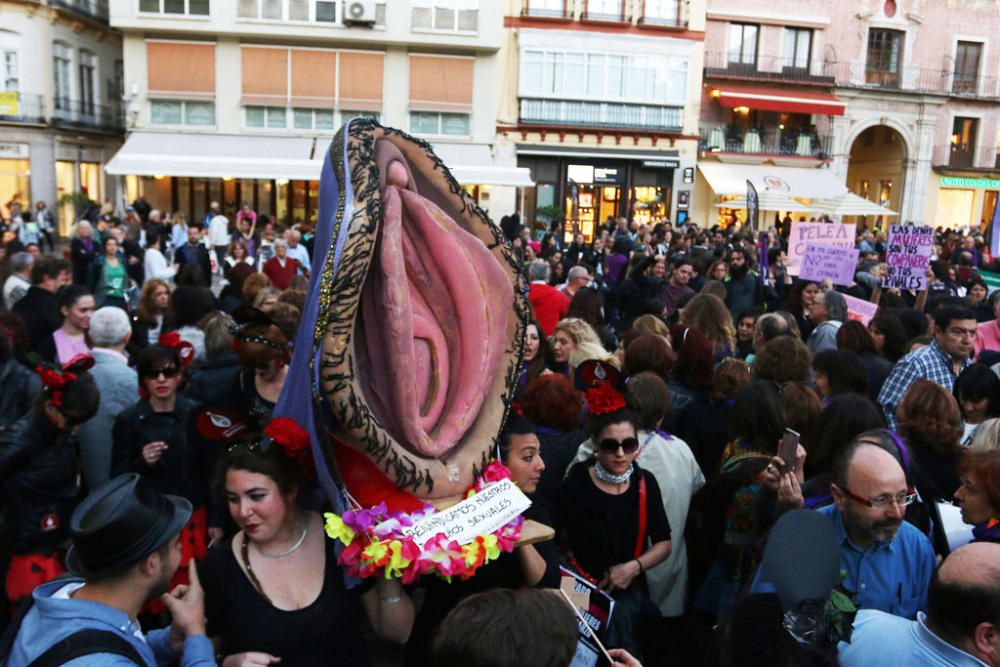 Cientos de personas se sumaron este miércoles a la marcha para conmemorar el Día Internacional de la Mujer. A la manifestación, que se inició en la Plaza de la Constitución a las 19.00 horas, acudieron asocaciones de mujeres como las Kellys de Málaga, Resistencia Feminista o el Movimiento Feminista Asociativo de Málaga