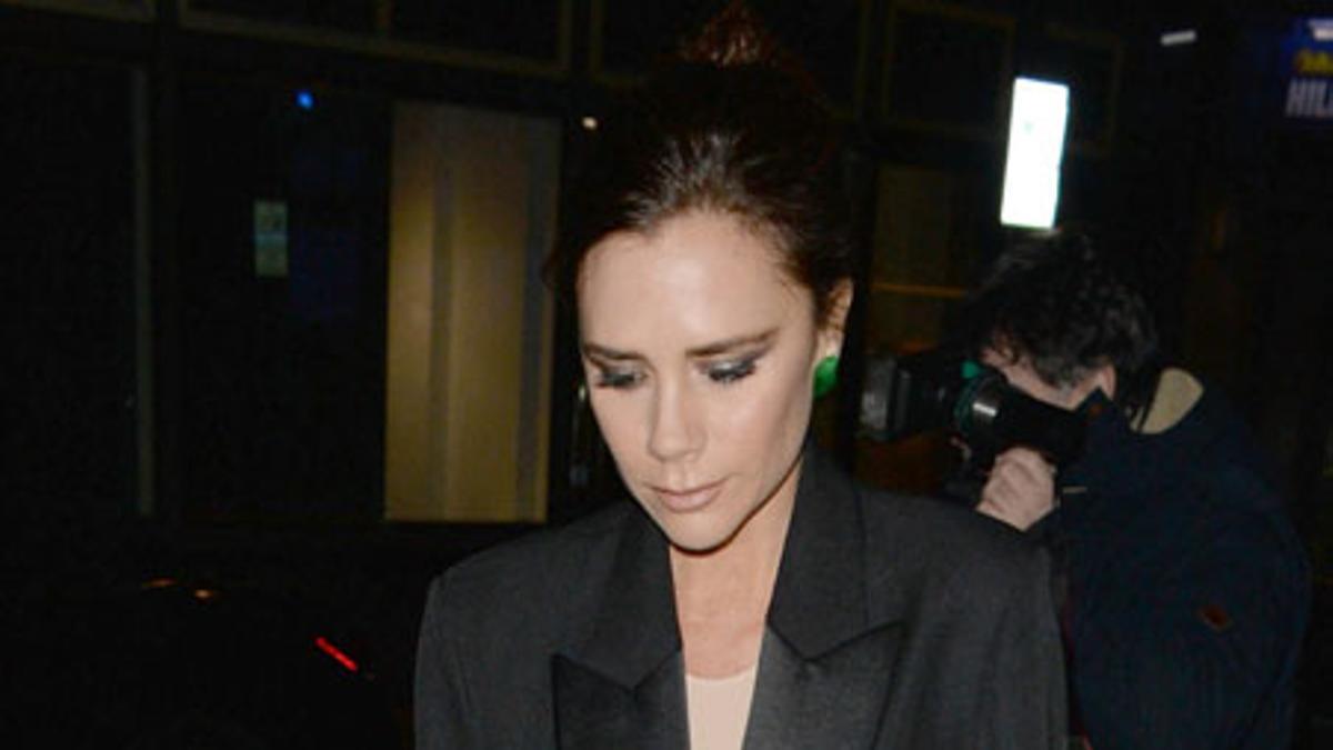 Victoria Beckham y su look masculino con maquillaje en tono verde