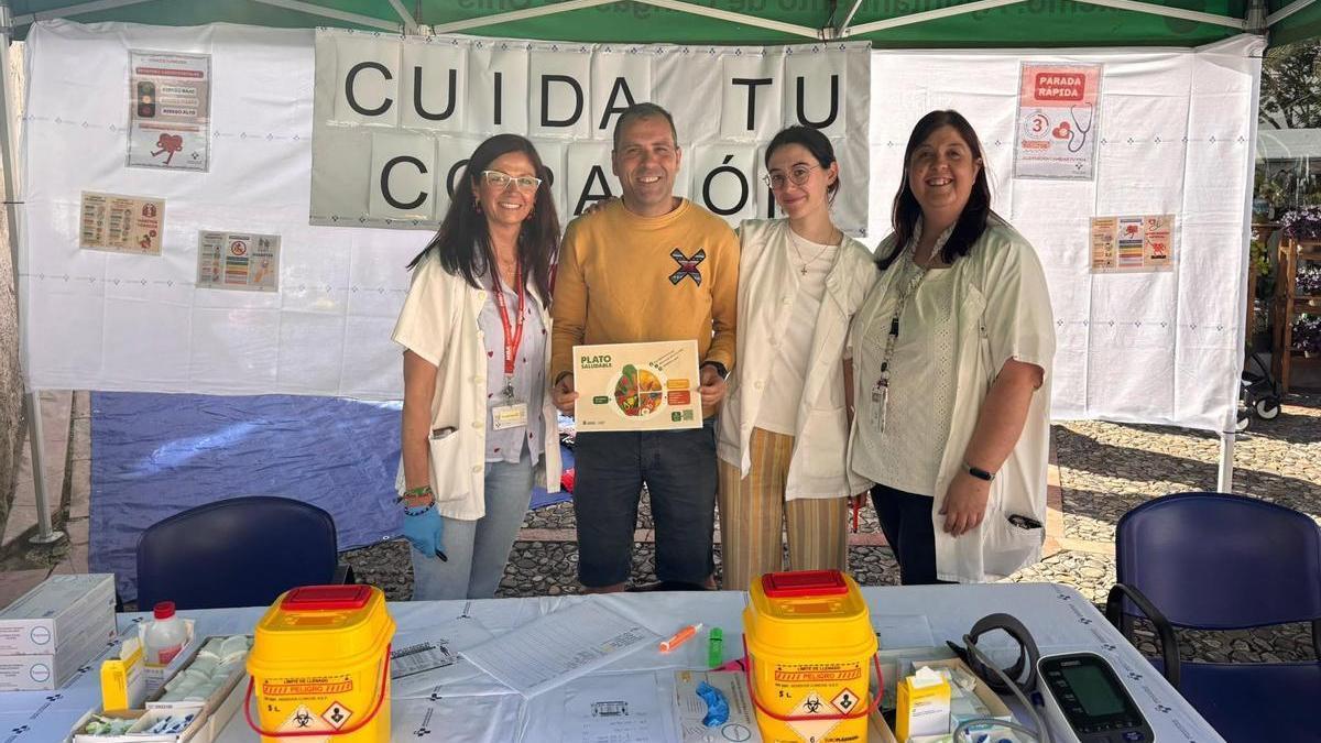 Las enfermeras junto al alcalde de Cangas de Onís.