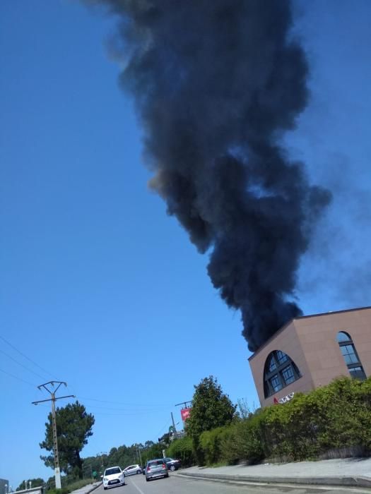 La columna de humo es visible a varios kilómetros de distancia. El fuego se ha registrado en una nave dedicada al reciclaje de residuos.