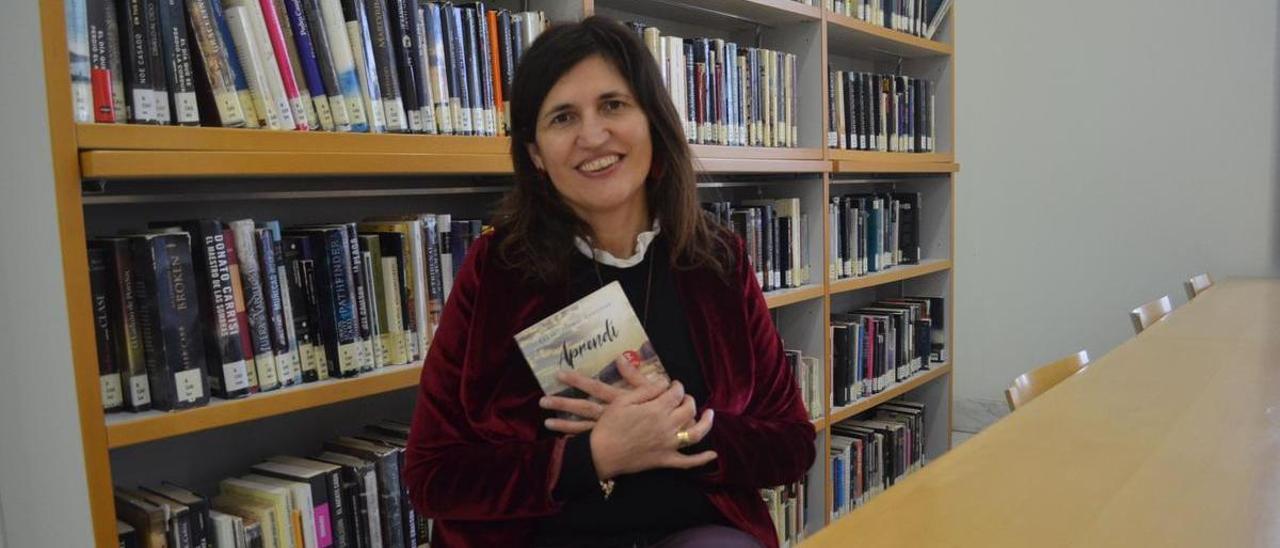Ana Llamas González, en la Biblioteca Municipal de Benavente con su libro “Aprendí”. | E. P.