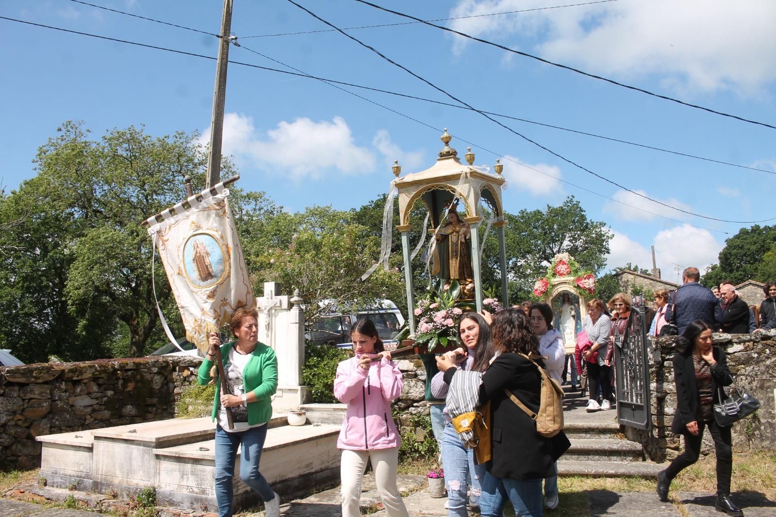 A mocidade de Santa Baia portando a súa Virxe diante da de Río