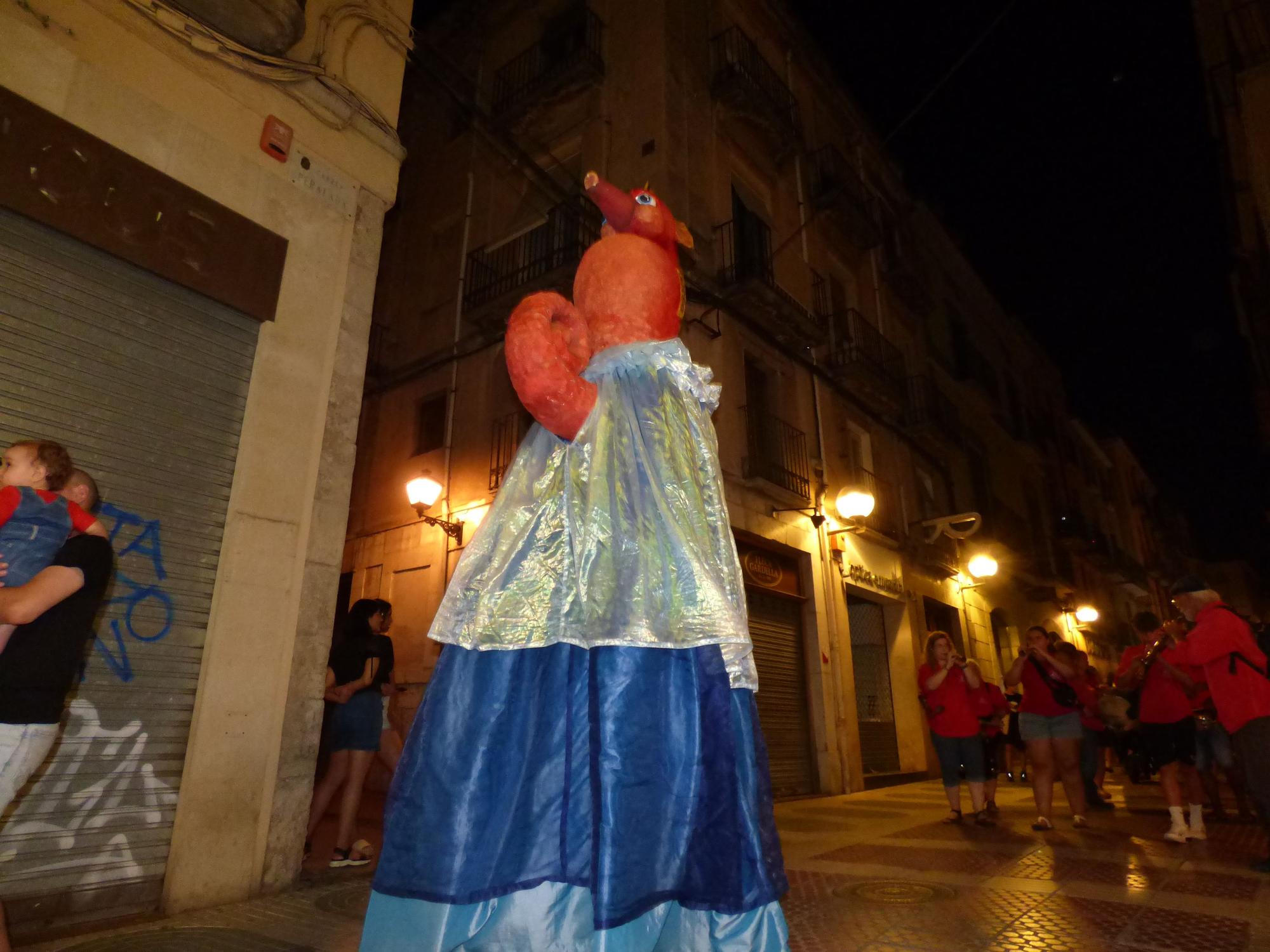 La desfilada de bestiari popular omple els carrers de Figueres