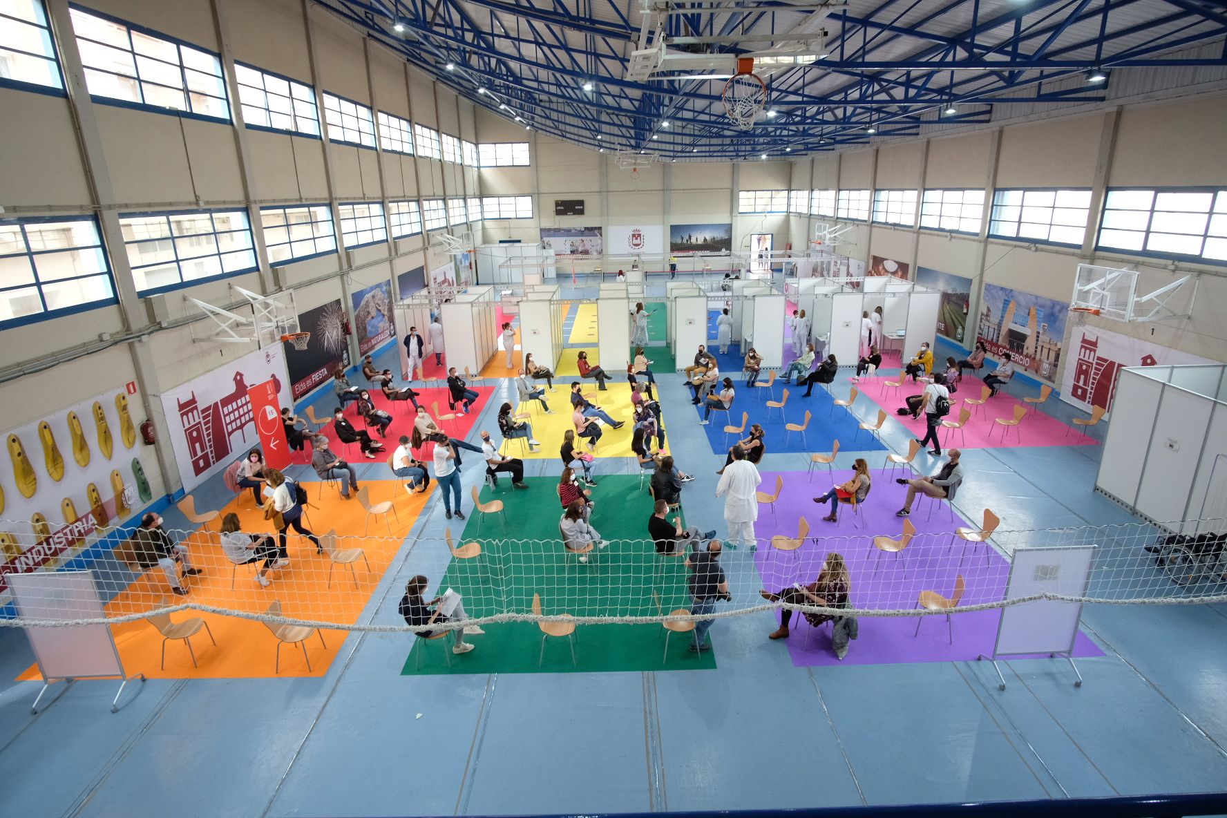 Comienza en Elda la vacunación de 4.500 docentes de la comarca como una "jornada festiva"