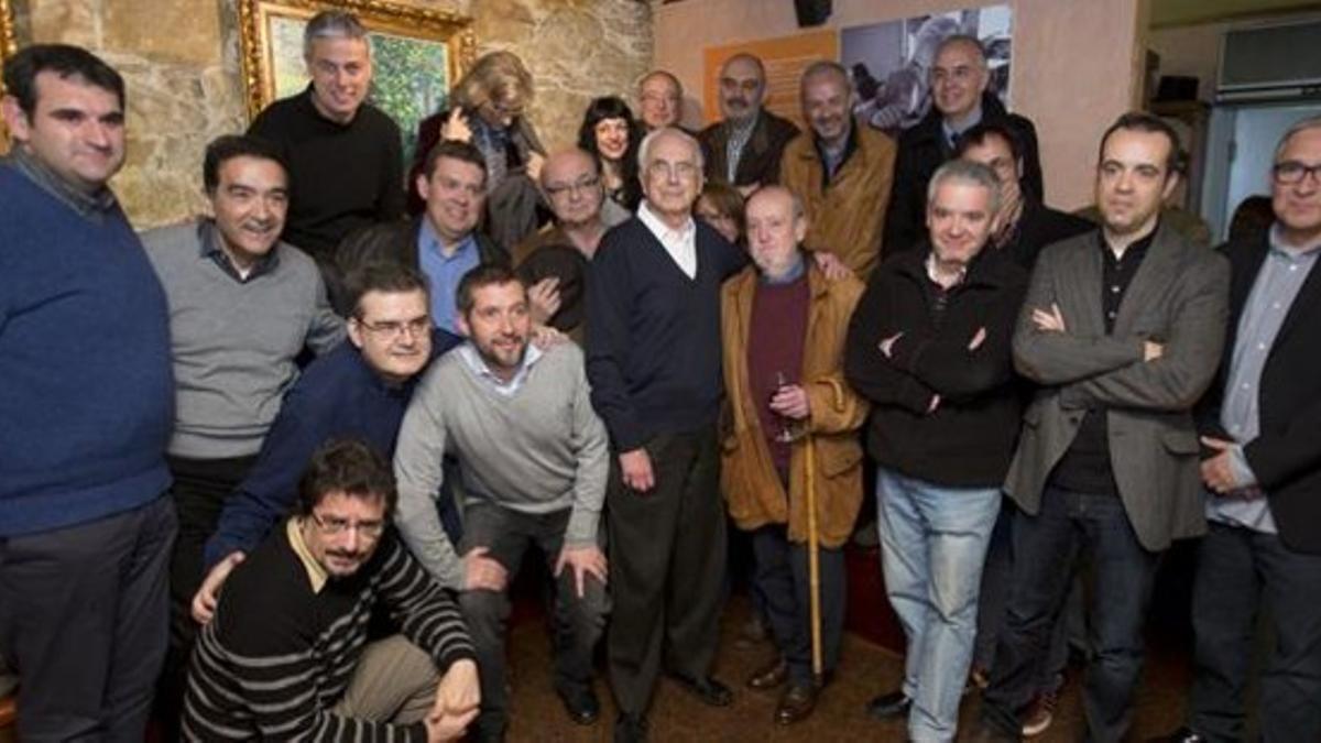 Encuentro de Josep Maria Espinàs con columnistas de la prensa de Barcelona, en el restaurante Lázaro.