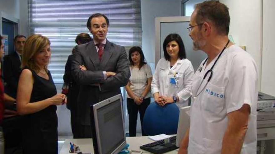 El conseller de Sanidad, Manuel Llombart, en su visita a la nueva consulta de Pediatría.
