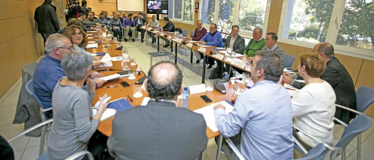 Imagen de la reunión de alcaldes y regidores convocados por la Felib el pasado mes para debatir sobre el reparto de la ecotasa.