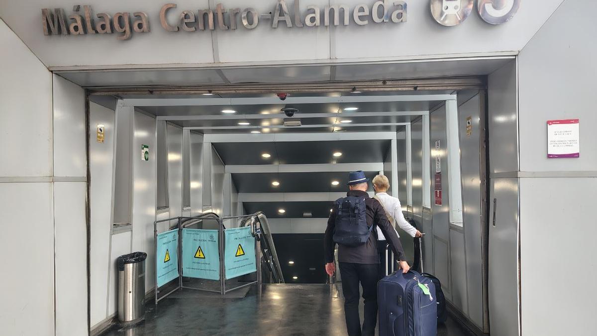 La estación de Cercanías del Centro de Málaga, este martes con las escaleras mecánicas que salen a calle Alemania cerradas.