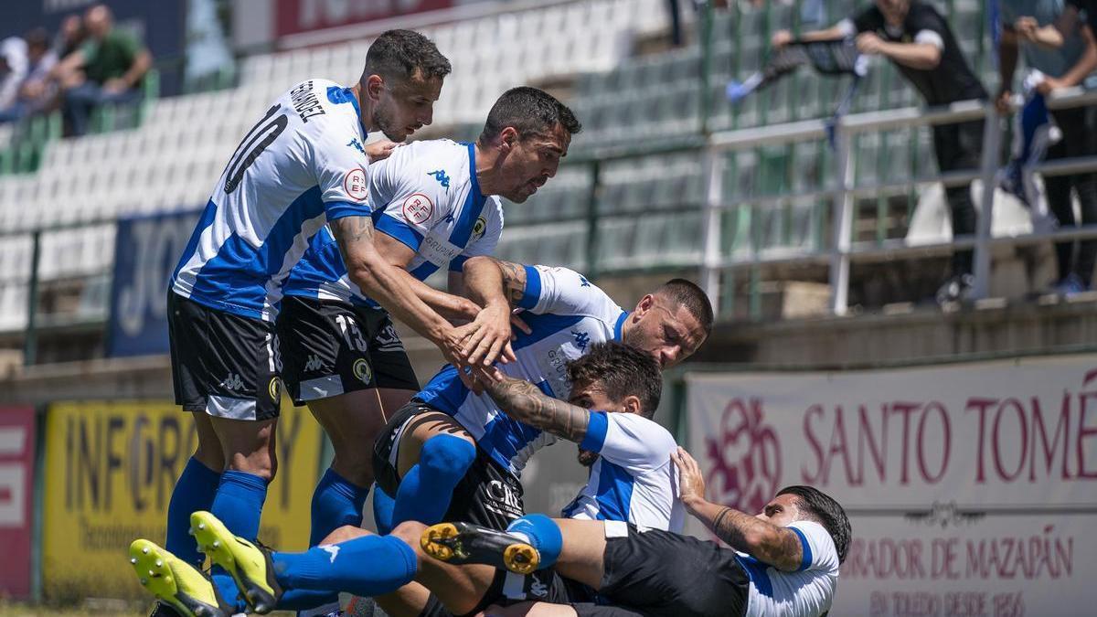 Los jugadores del Hércules felicitan a Diego Jiménez tras su milagroso gol en el minuto 93, en Toledo.