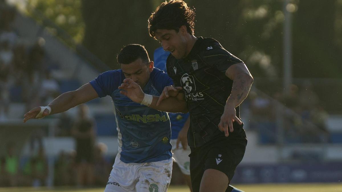 Borjha Domingo pugna con un rival en un lance del juego.
