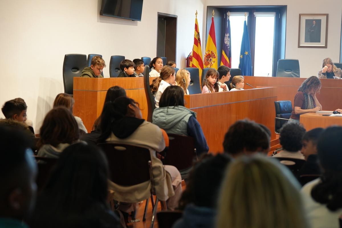 Alumnos de Ibiza llevan al pleno del Ayuntamiento sus propuestas para mejorar la ciudad