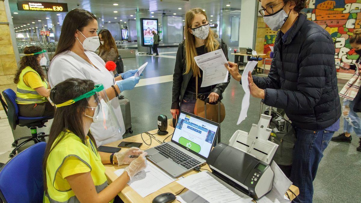 Control de pruebas diagnóstico de la Covid en el aeropuerto.