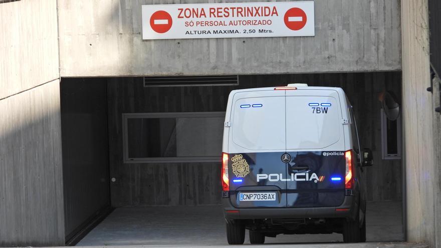 Entrega parte de la droga que tenían en casa a los policías que acudieron por violencia de pareja