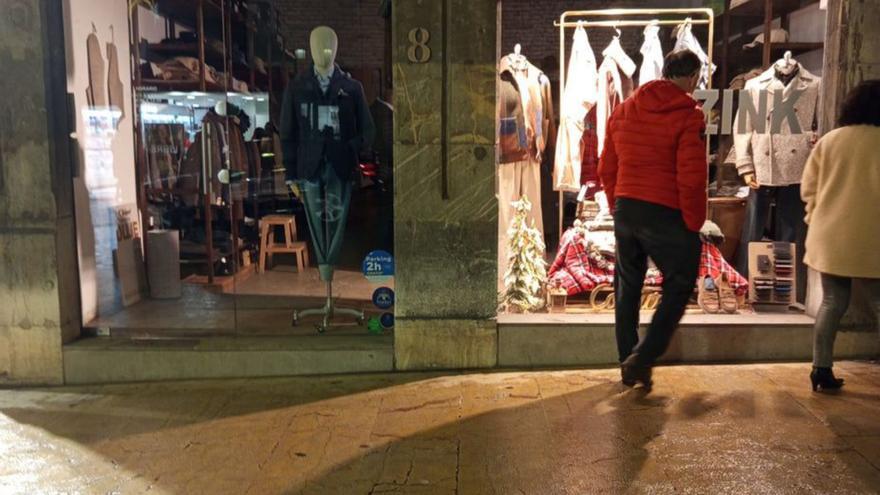 El escaparate de la tienda con el anuncio de liquidación. | LNE