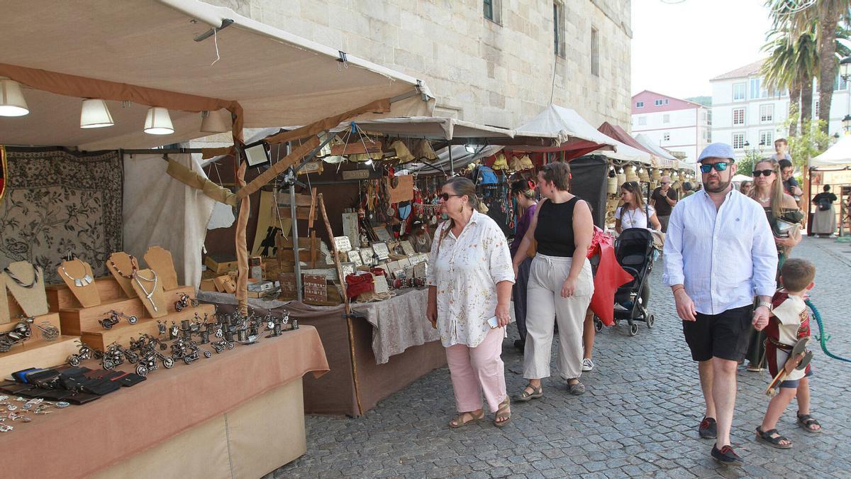 Celanova celebra la primera edición de su mercado medieval con puestos, música y hasta concurso de disfraces