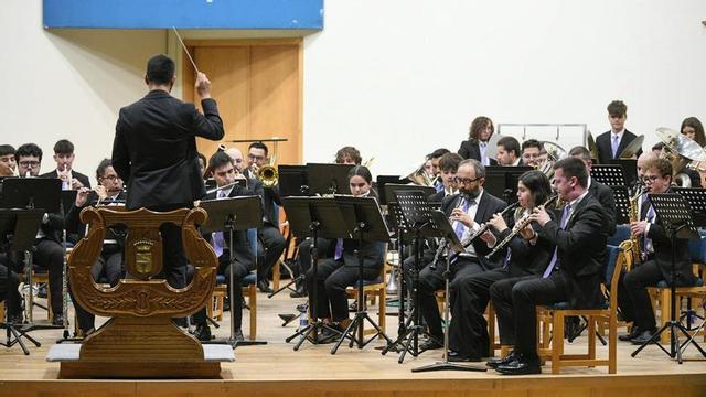 La Banda de Lalín trasladó su concierto al auditorio por la previsión de lluvia. | BERNABÉ/JAVIER LALÍN