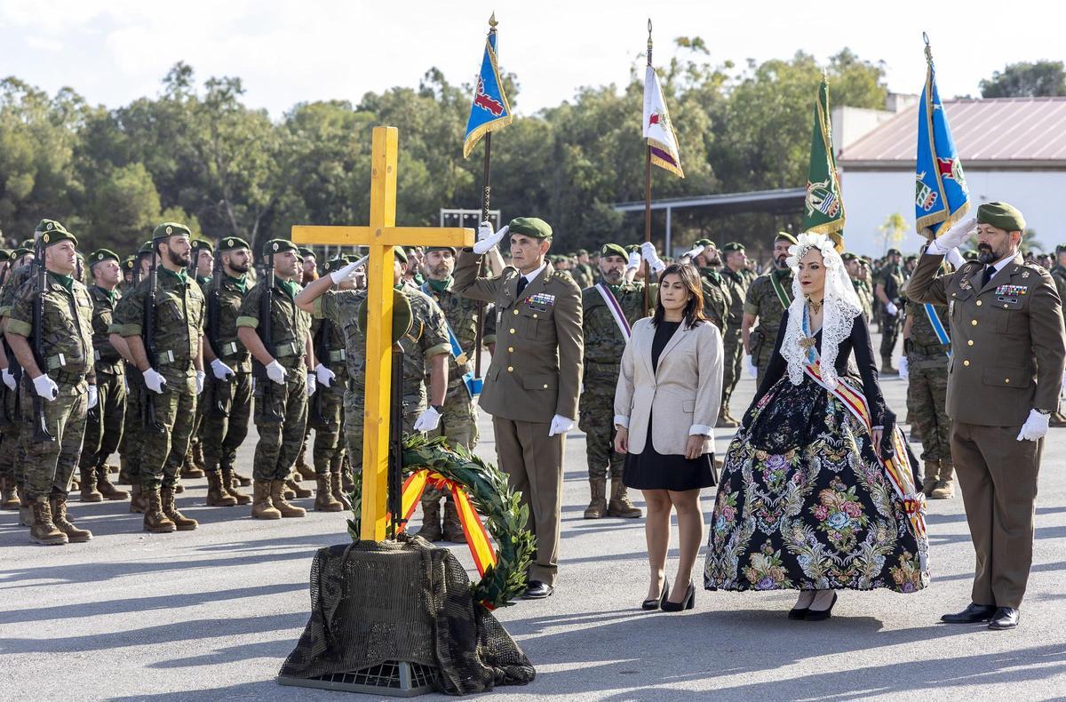 Un momento de la ofrenda en homenaje a los caídos por defender España