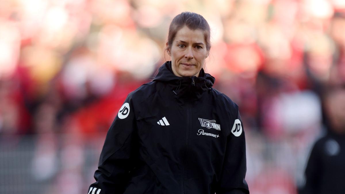 Marie-Louise Eta, primera mujer en dirigir un partido de la Bundesliga