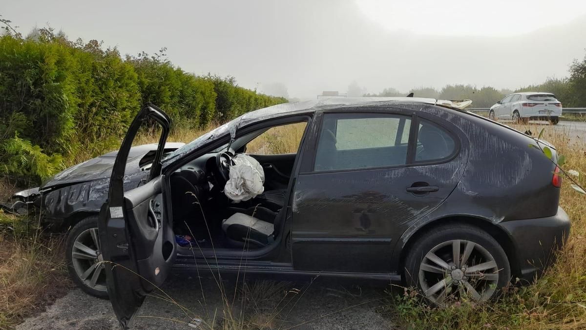 Estado del vehículo tras chocar con una furgoneta en la autovía, en Aranga.