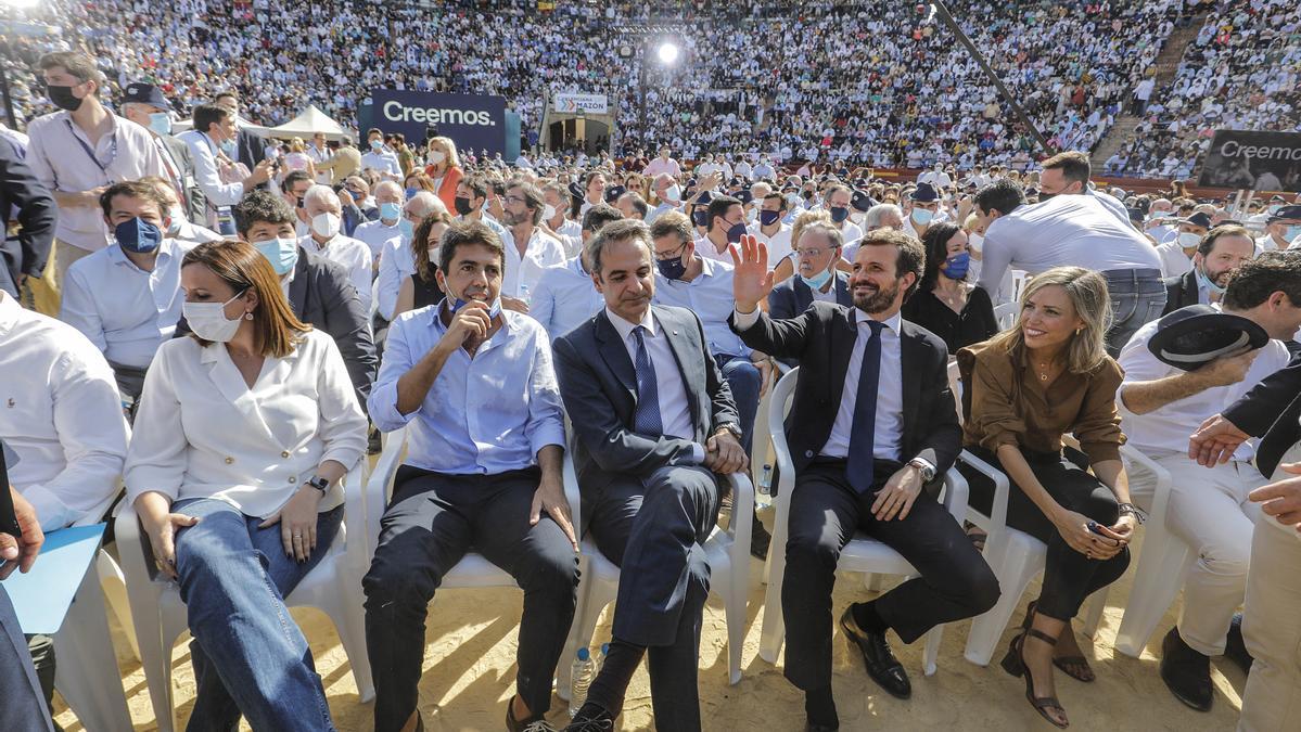 La plaza de toros de València llena en el mitin del PP