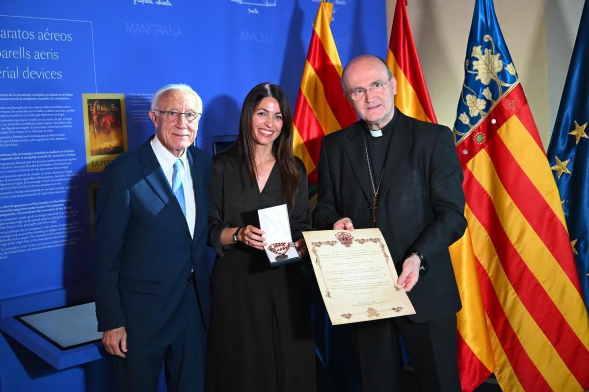 El presidente del Patronato, la edil de Cultura y el obispo de Orihuela-Alicante muestran los reconocimientos del Misteri a la Virgen