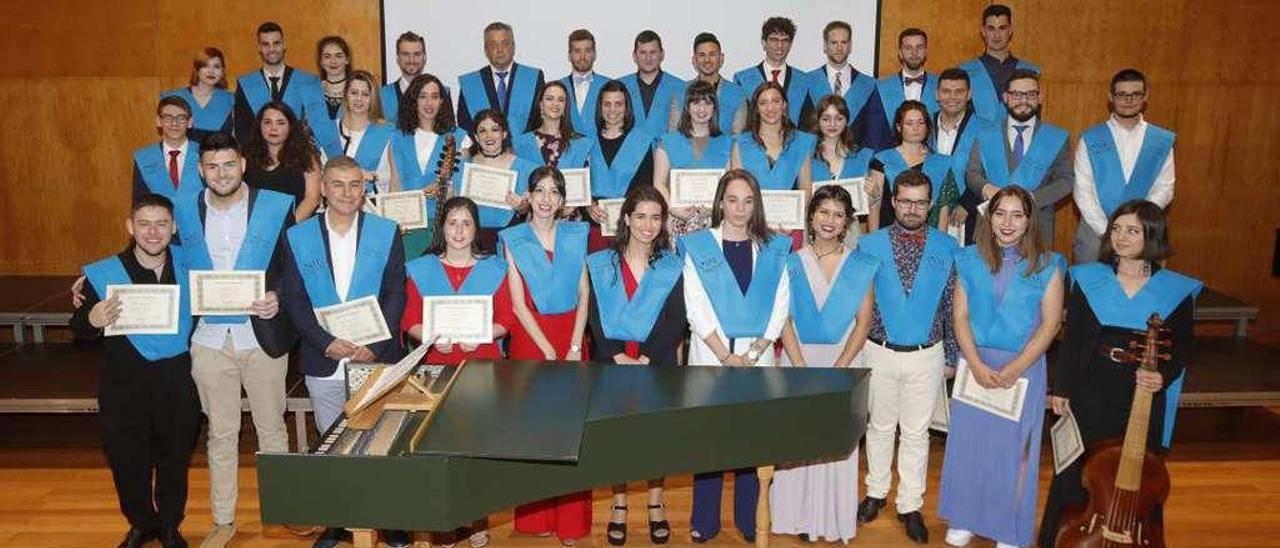 El grupo de alumnos que ayer recogieron sus diplomas y sus profesores. // Ri cardo Grobas