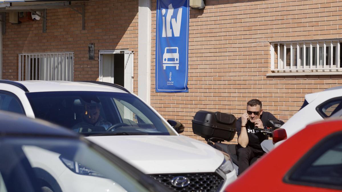 Coches pasando la ITV en la estación valenciana de Vara de Quart.