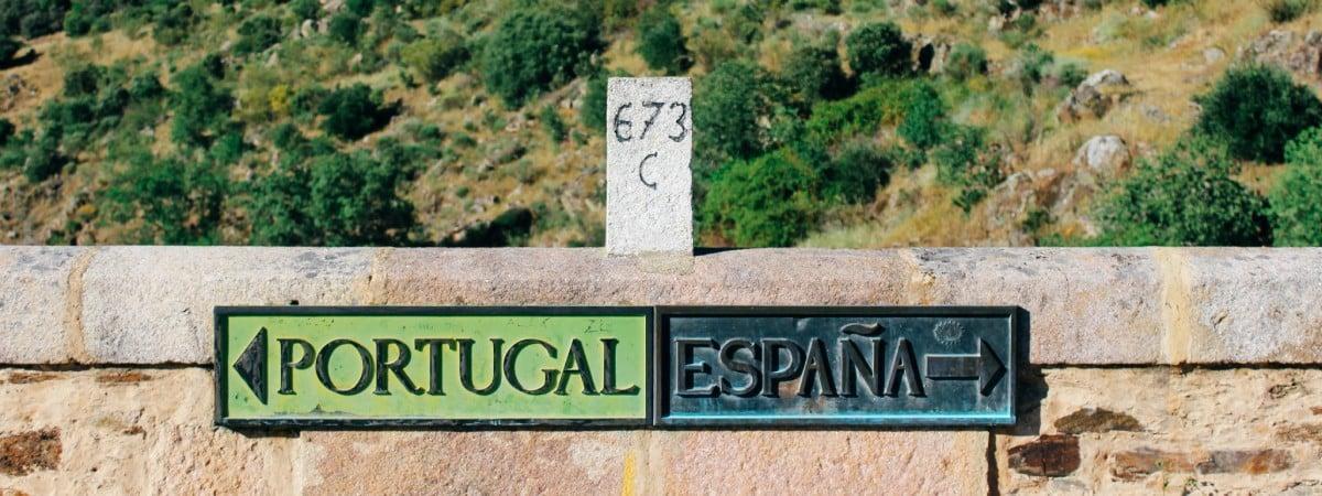 Portugal a un lado, España al otro.