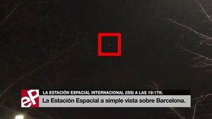 L’estació espacial, només un punt de llum a més de 400 quilòmetres d’altura.